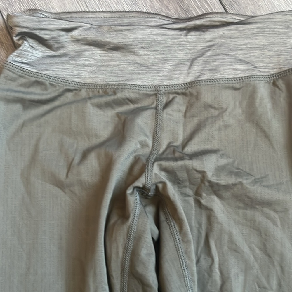 Size 4 Lululemon "wet dry warm" shorts - Picture 2 of 5